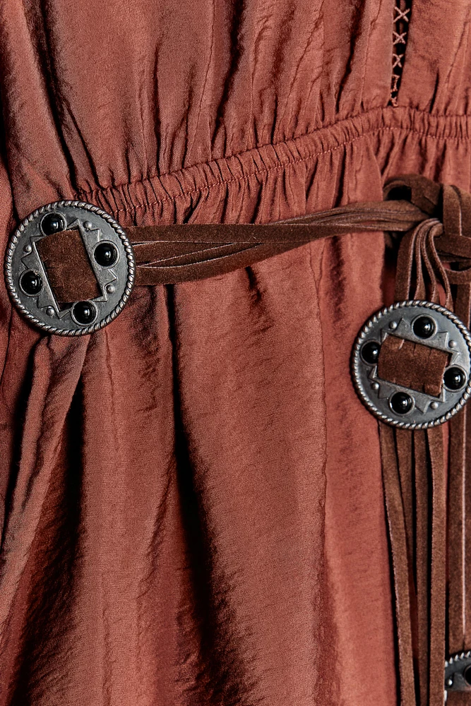 ROBE COURTE AVEC ENTRE-DEUX ET CEINTURE