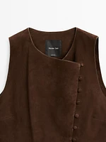 Veste courte sans manches boutons en cuir finition daim