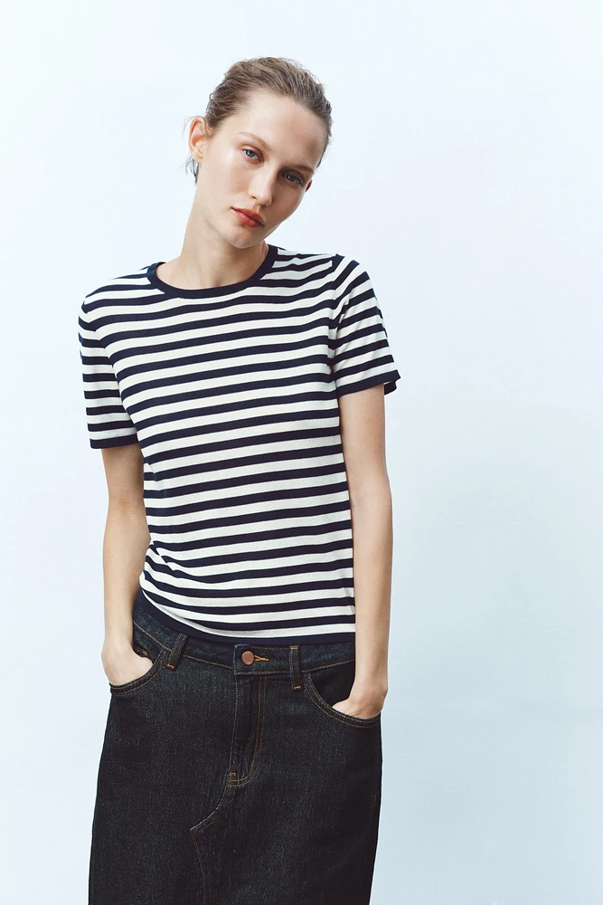STRIPED SHORT SLEEVE KNIT TOP