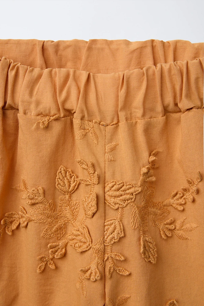 BERMUDA À FEUILLES BRODÉES AU CROCHET