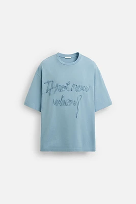 T-SHIRT AVEC INSCRIPTION EN RELIEF