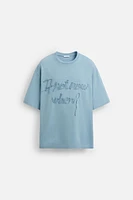 T-SHIRT AVEC INSCRIPTION EN RELIEF