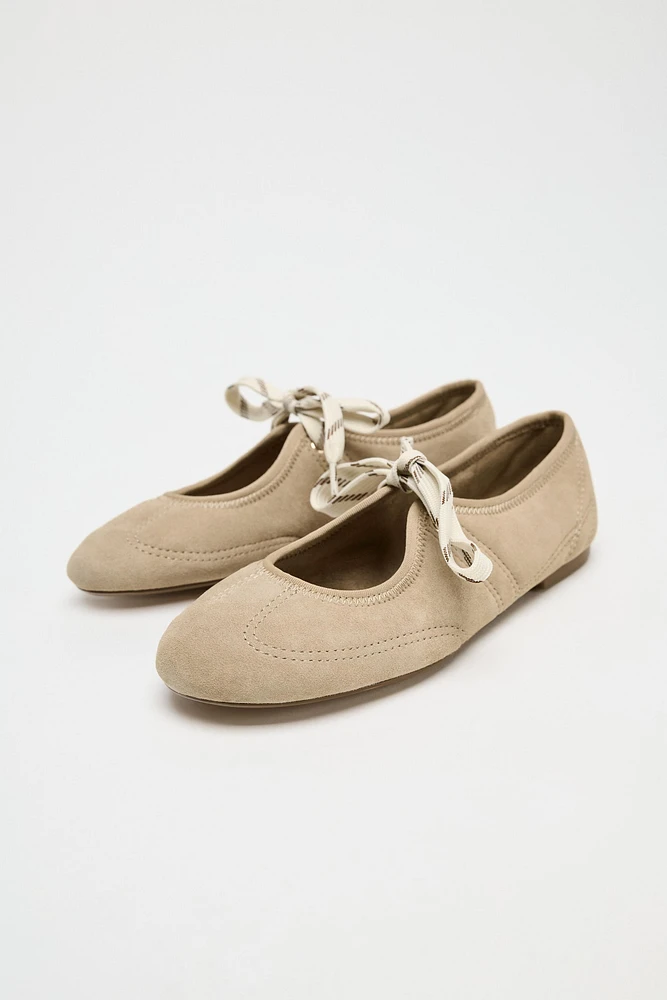 BALLERINES À LACETS EN CROÛTE DE CUIR