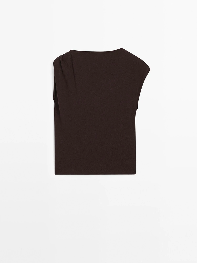 Top encolure drapée avec broche