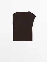 Top encolure drapée avec broche