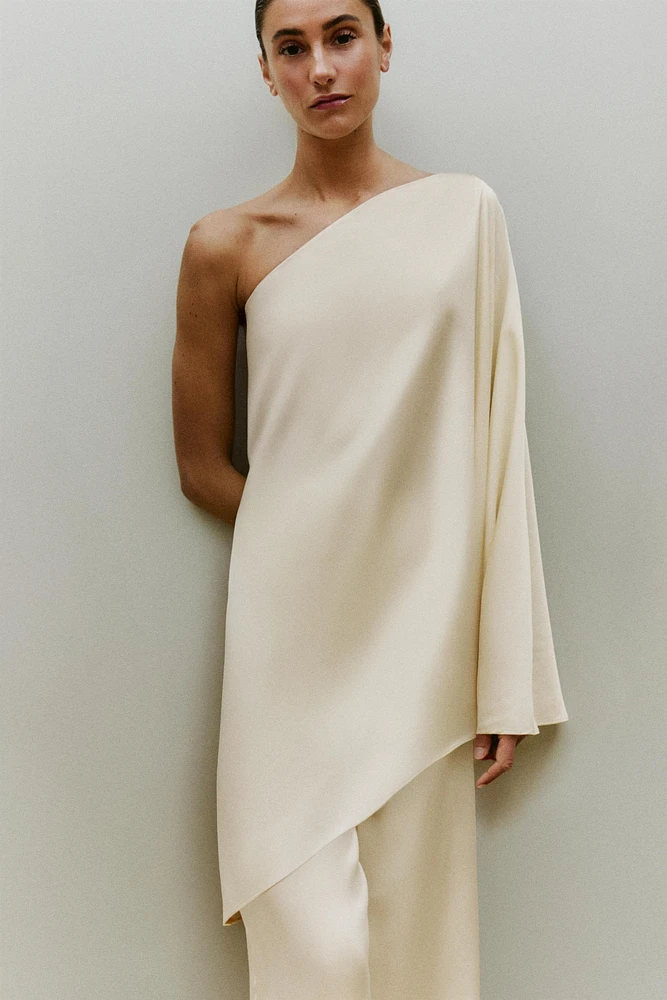 CAPE SATIN ASYMÉTRIQUE