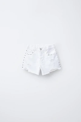 BERMUDA EN DENIM DÉCHIRÉ AVEC CLOUS