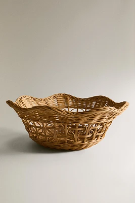 RATTAN BASKET WITH A SCALLOPED EDGE