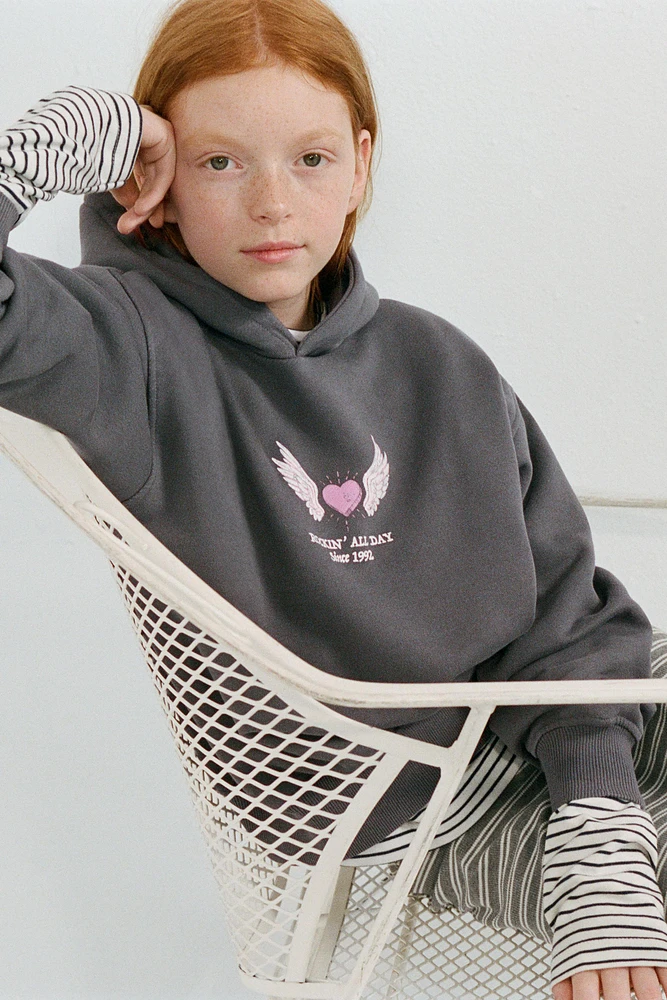 SWEAT À CAPUCHE IMPRIMÉ