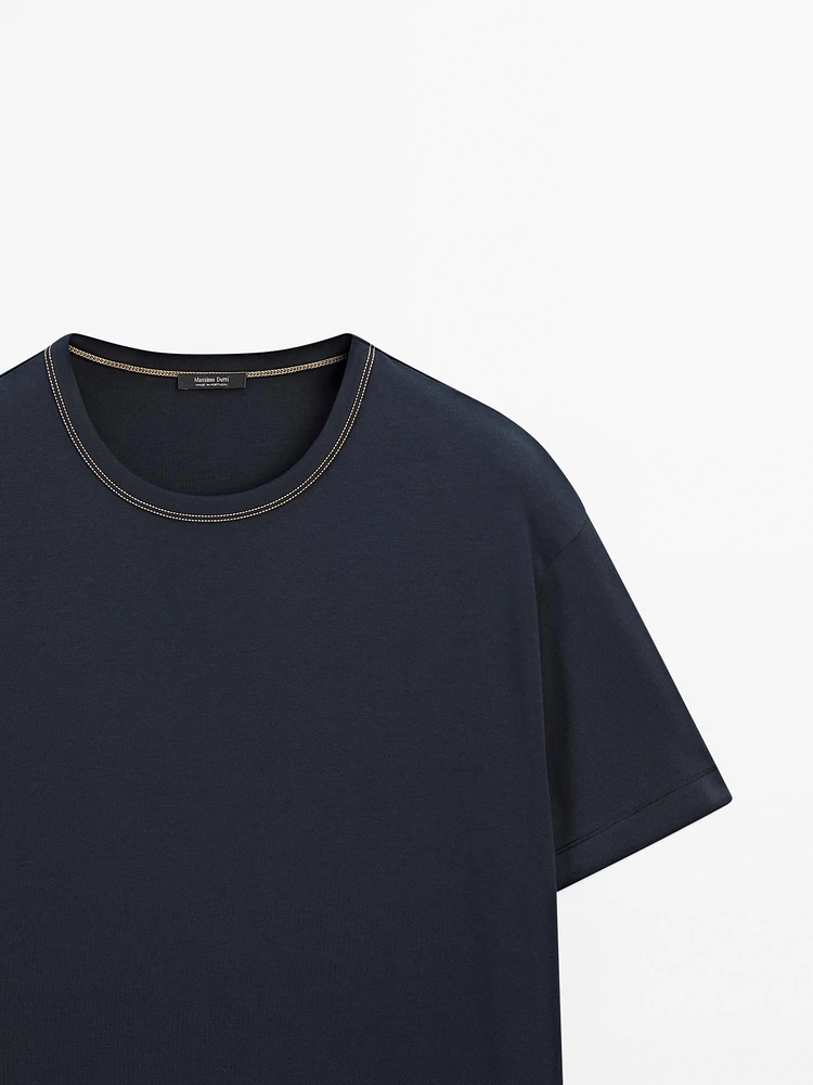 Short-sleeve T-shirt with contrast topstitching