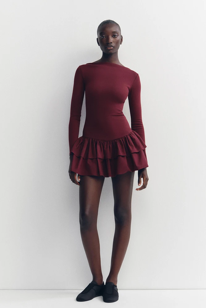 ROBE COURTE À VOLANTS