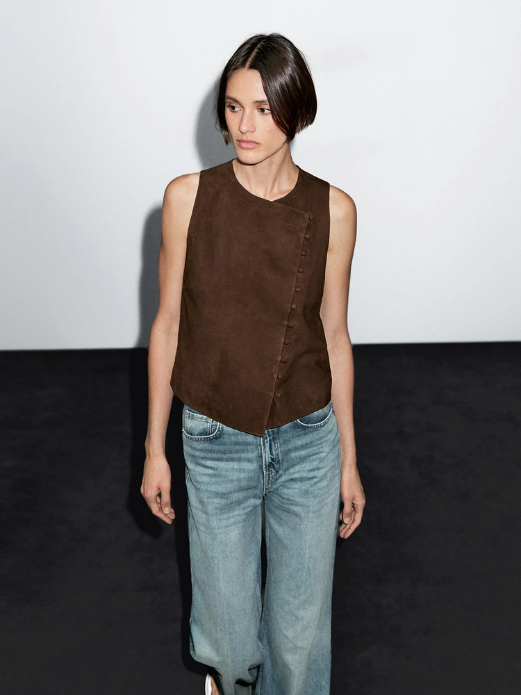 Veste courte sans manches boutons en cuir finition daim