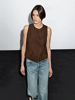 Veste courte sans manches boutons en cuir finition daim
