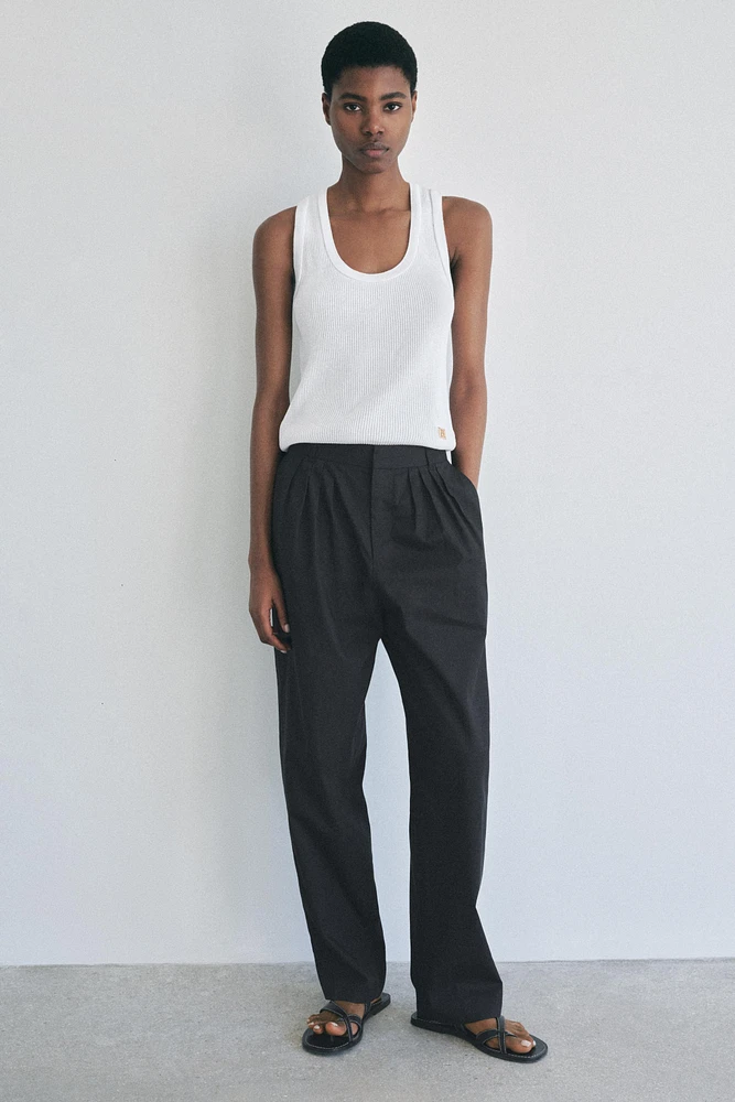 SLEEVELESS RIBBED TOP