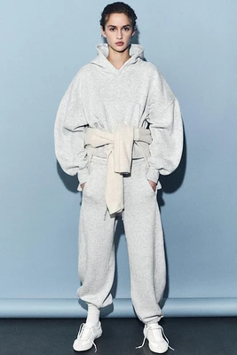 HOODED POCKET SWEATSHIRT