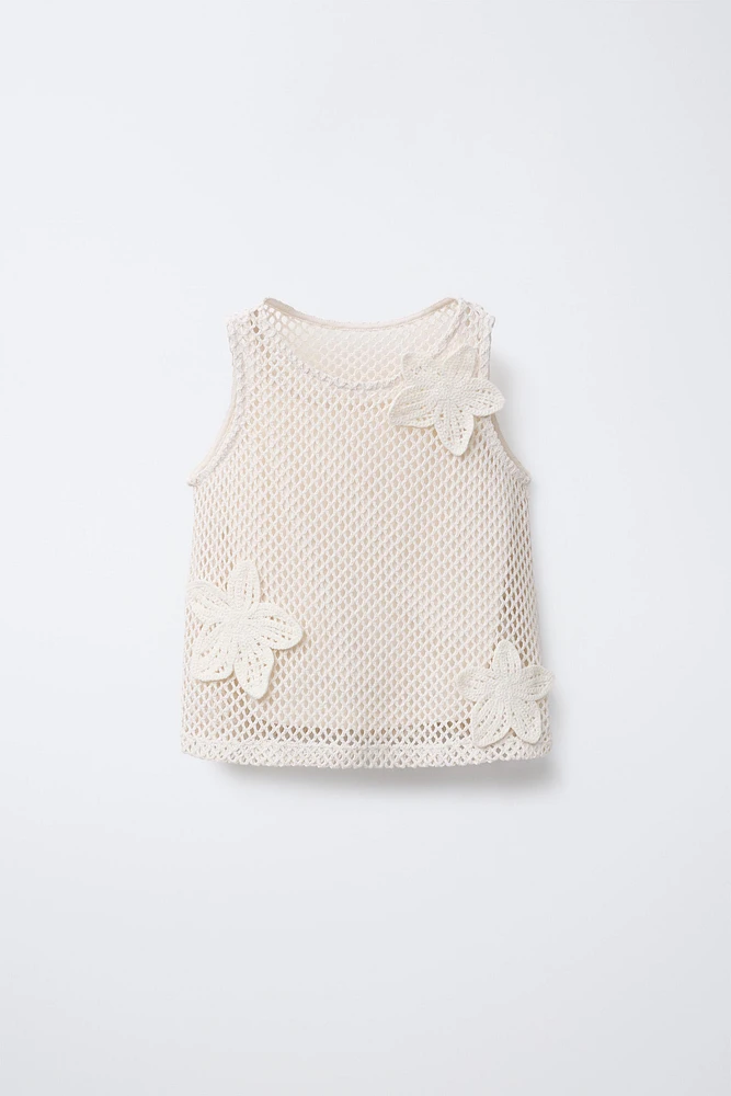 HAUT EN CROCHET AVEC APPLIQUÉ FLEURS