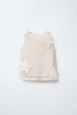 HAUT EN CROCHET AVEC APPLIQUÉ FLEURS