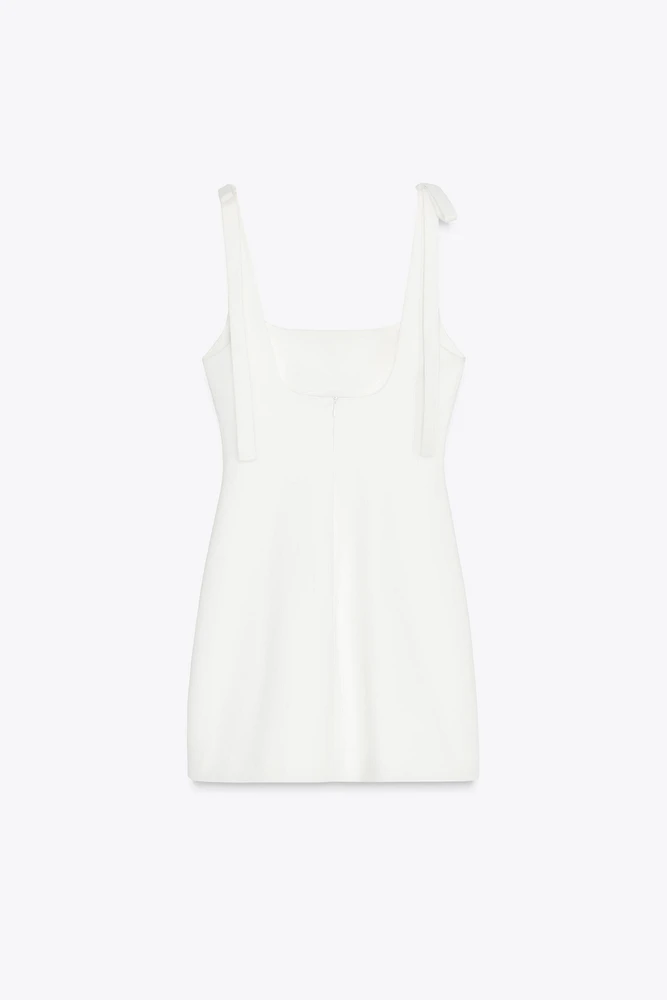 ROBE COURTE ÉLASTIQUE À LACETS