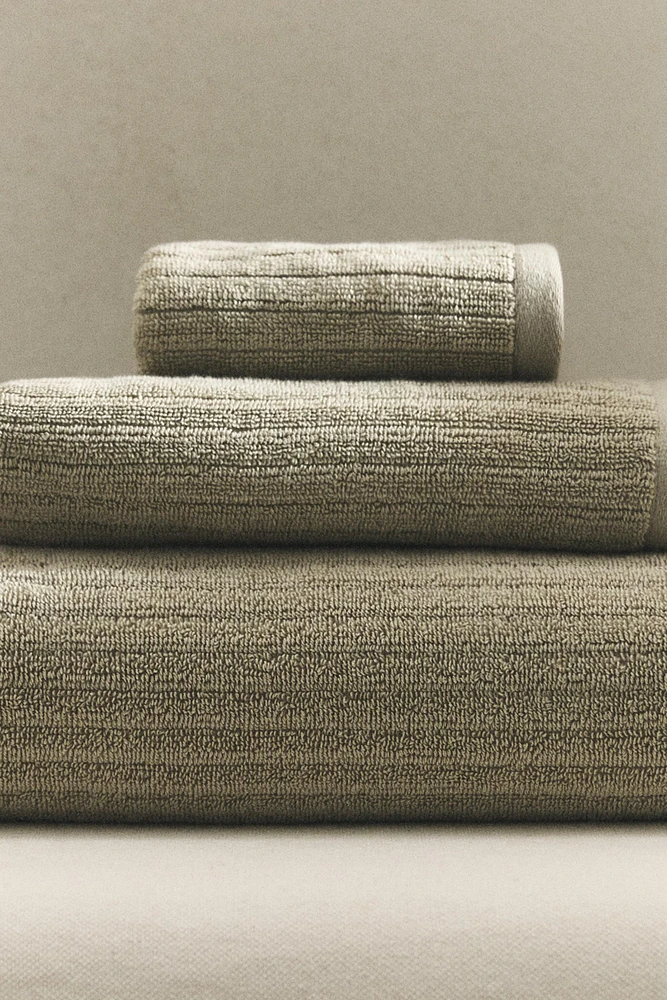 STRIPED TEXTURED BATH TOWEL