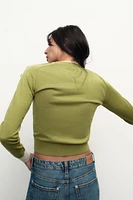 PULL À BOUTONS AUX ÉPAULES