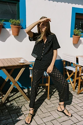 PANTALON JUPE-CULOTTE À BRODERIES PERFORÉES