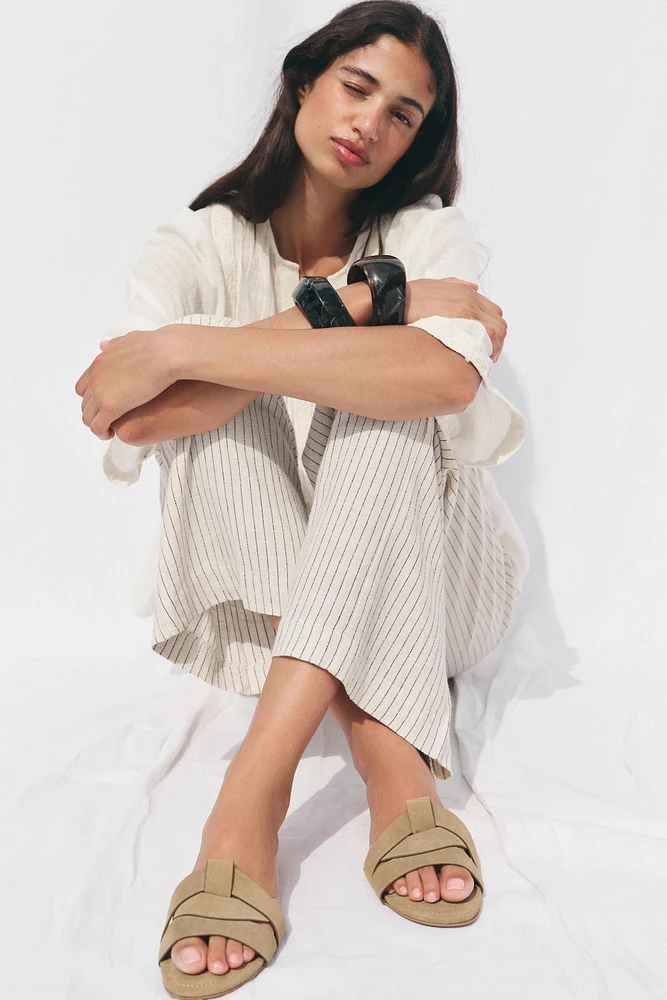 FLAT SUEDE CROSSED SANDALS