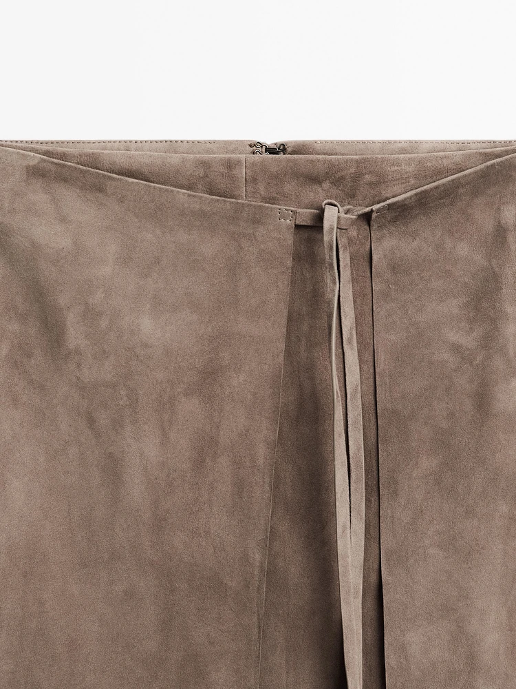 Jupe midi portefeuille en cuir finition daim