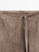 Jupe midi portefeuille en cuir finition daim