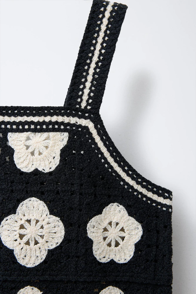 TOP EN MAILLE À FLEURS