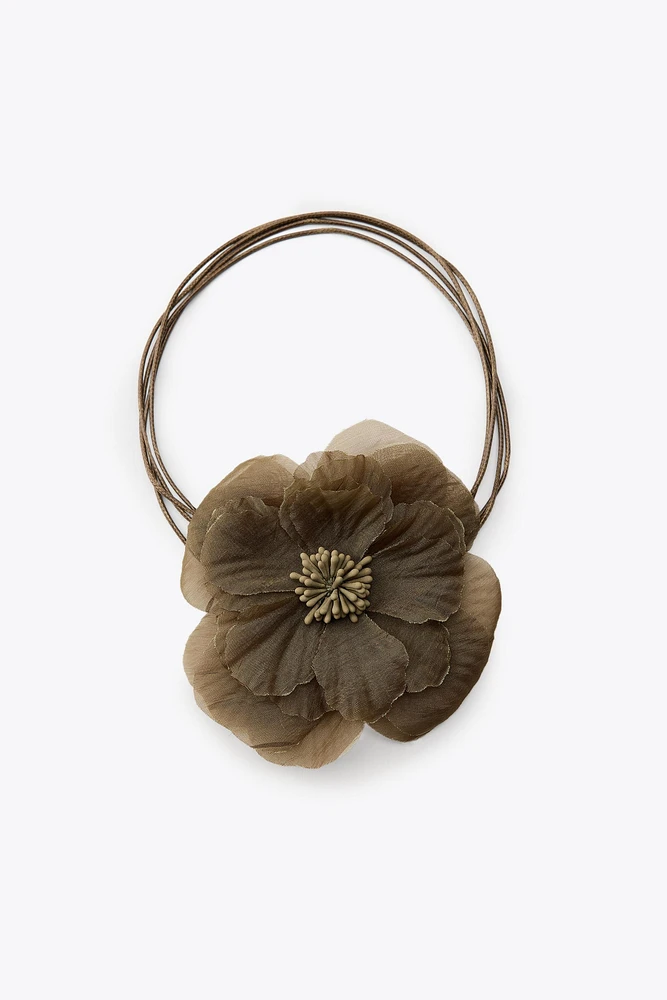 FLEUR DE COL EN TULLE