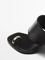 Sandales à talon avec bague