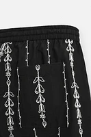 CONTRAST EMBROIDERY SHORTS