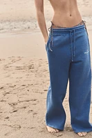 PANTALON EN MOLLETON EFFET DÉLAVÉ À INSCRIPTION