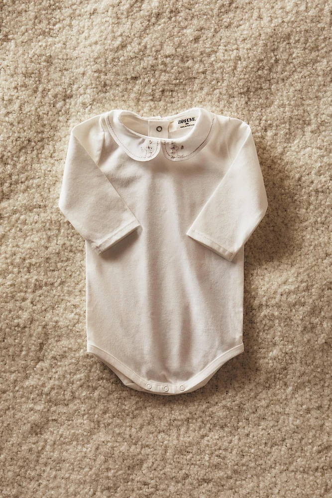 CHILDREN'S BODYSUIT WITH AN EMBROIDERED MOUSE