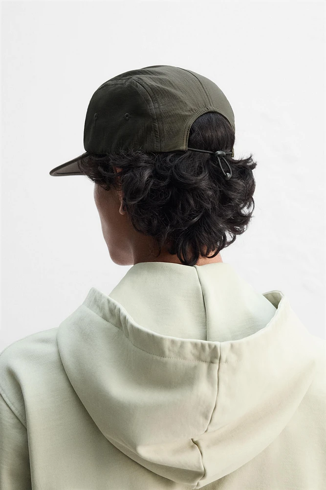 CASQUETTE TECHNIQUE À VISIÈRE PLATE