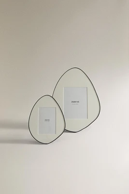 IRREGULAR-SHAPED PICTURE FRAME