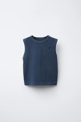 T-SHIRT SANS MANCHES TEINT EN PIÈCE BRODÉ