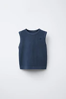 T-SHIRT SANS MANCHES TEINT EN PIÈCE BRODÉ