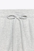 PANTALON EN MOLLETON À INSCRIPTION