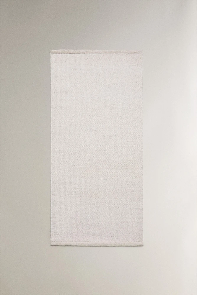 LIGHT-COLORED WOOL AREA RUG