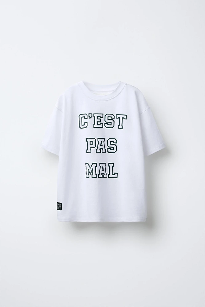 T-SHIRT AVEC INSCRIPTION EN RELIEF