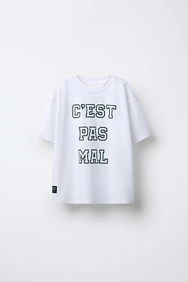 T-SHIRT AVEC INSCRIPTION EN RELIEF