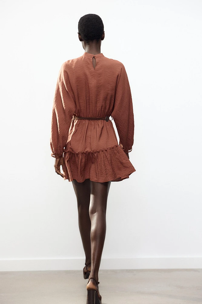 ROBE COURTE AVEC ENTRE-DEUX ET CEINTURE