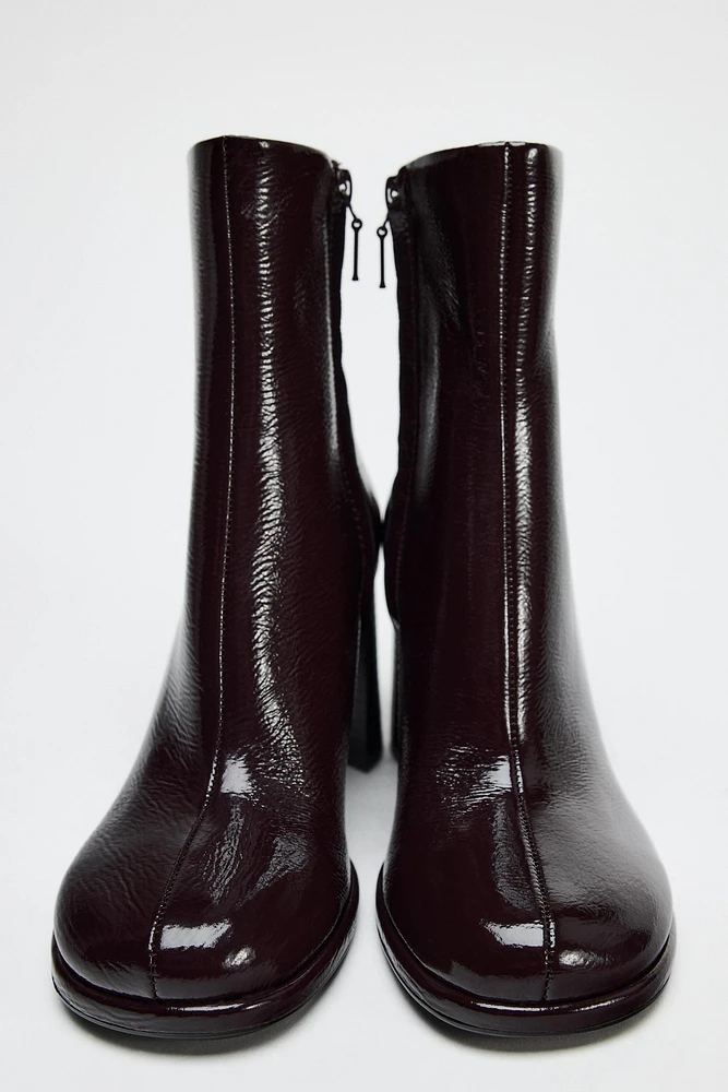 BOTTINES À TALONS EFFET VERNI