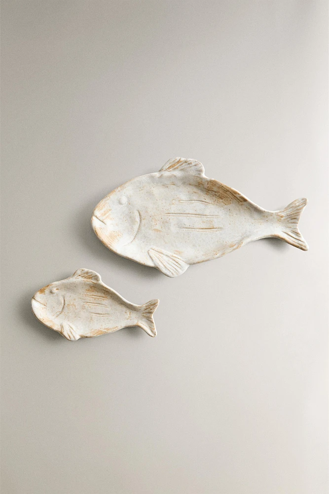 FISH-SHAPED TRAY