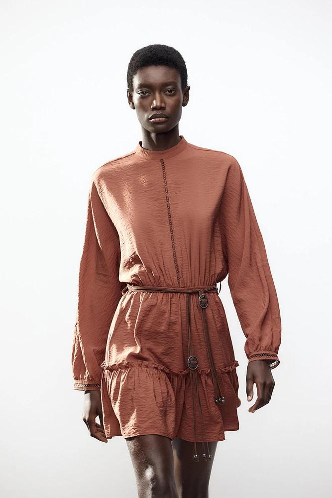 ROBE COURTE AVEC ENTRE-DEUX ET CEINTURE