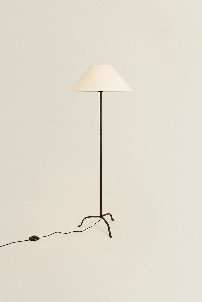 TRIPOD BASE FLOOR LAMP