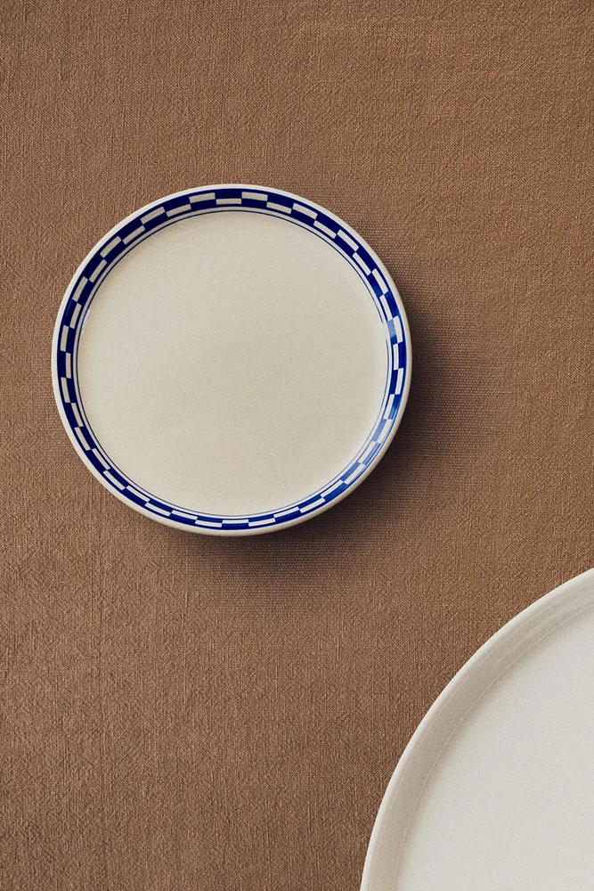 CERAMIC SIDE PLATE WITH CHECKED RIM