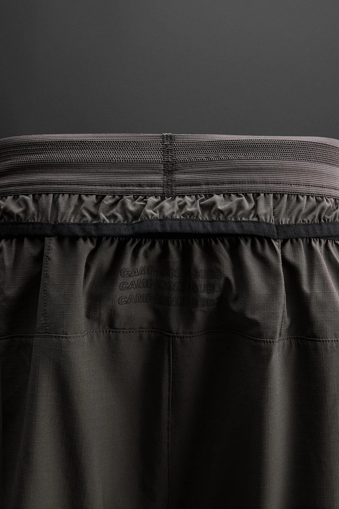TEXTURED RUNNING SHORTS