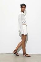 SHORT À PINCES ET CEINTURE